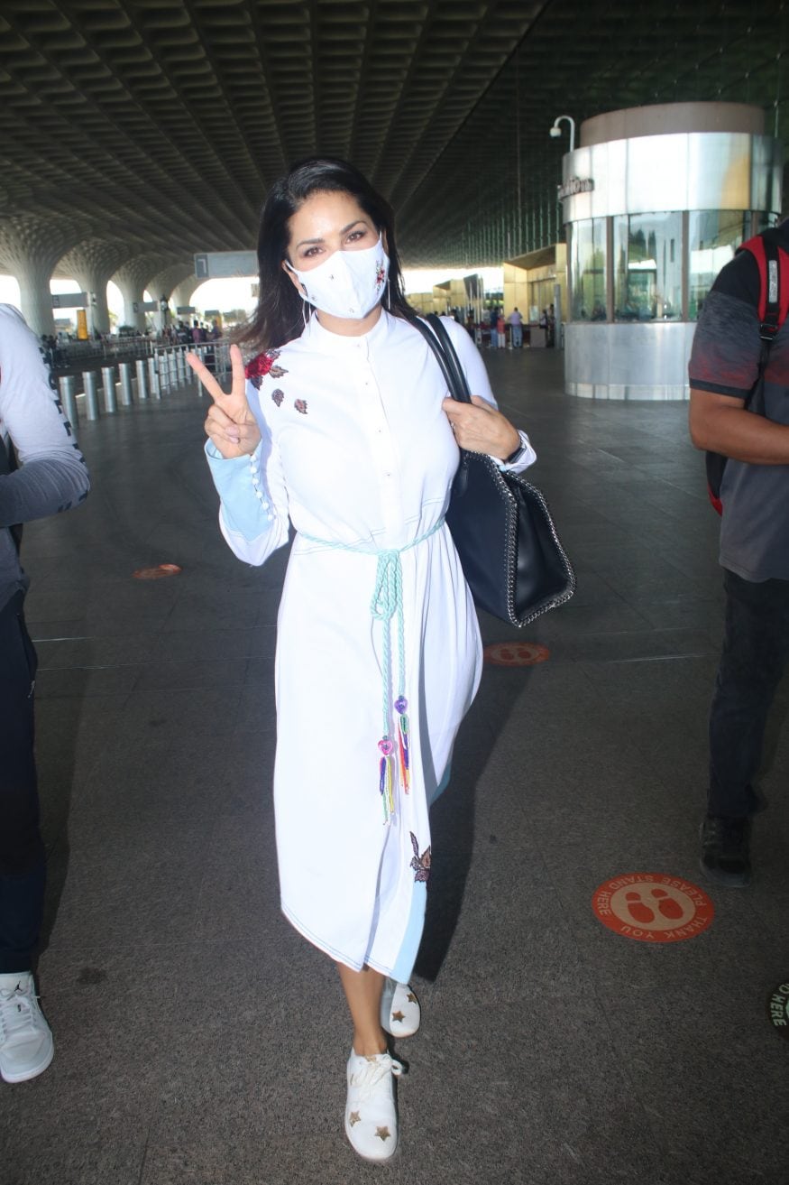 Sunny Leone spotted at the airport. (Image: Viral Bhayani) Sunny Leone spotted at the airport. (Image: Viral Bhayani)