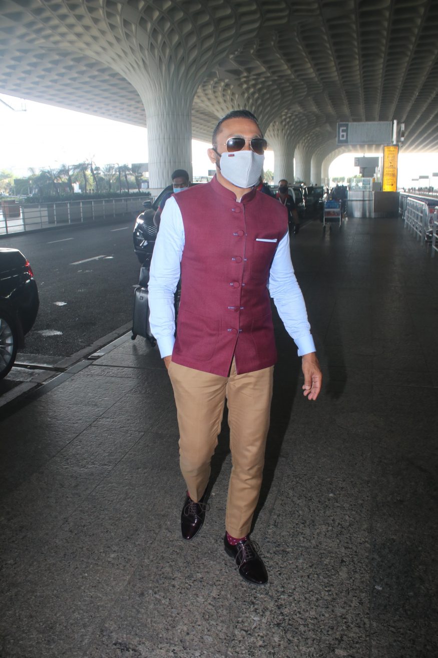 Rahul Bose spotted at the airport. (Image: Viral Bhayani) Rahul Bose spotted at the airport. (Image: Viral Bhayani)