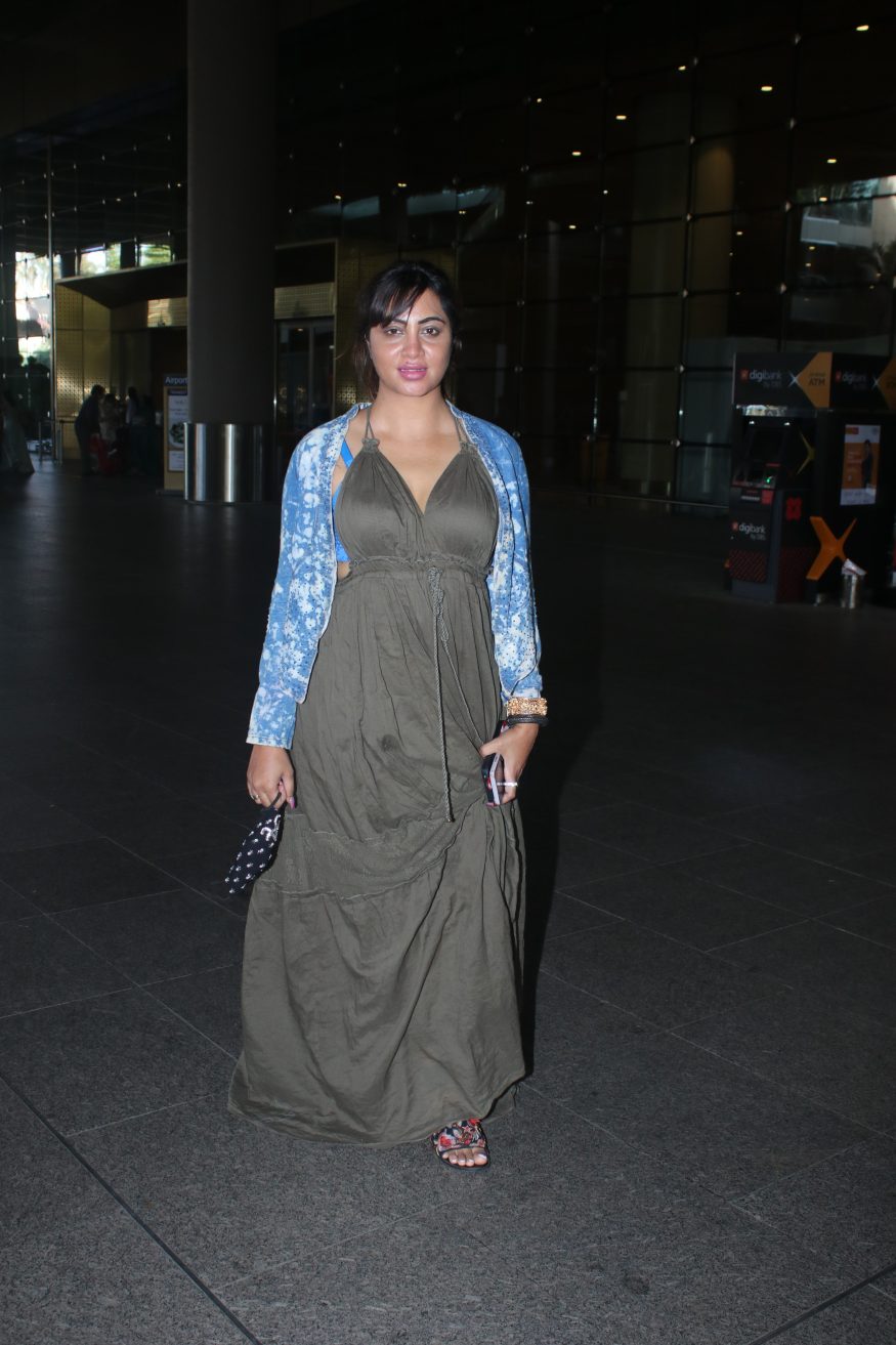 Arshi Khan spotted at the aiport. (Image: Viral Bhayani) Arshi Khan spotted at the aiport. (Image: Viral Bhayani)