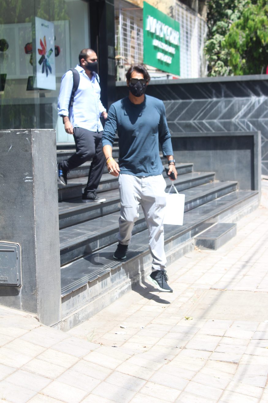 Arjun Rampal spotted shopping. (Image: Viral Bhayani) Arjun Rampal spotted shopping. (Image: Viral Bhayani)