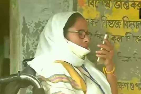 ममता बनर्जी ने पश्चिम बंगाल के राज्यपाल जगदीप धनखड़ से बातचीत की।  (छवि: ट्विटर / एएनआई)