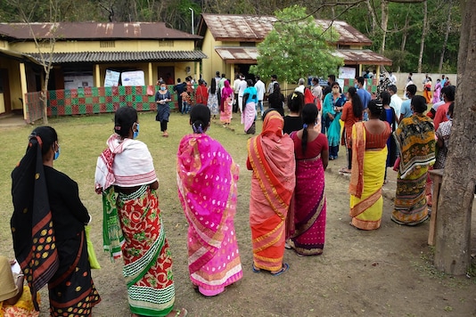 मोरीगांव जिले के ढेकियाबारी में एक मतदान केंद्र पर असम विधानसभा चुनाव के दूसरे चरण के दौरान वोट डालने के लिए मतदाताओं की कतार लगी रही।  (फाइल तस्वीर: पीटीआई)