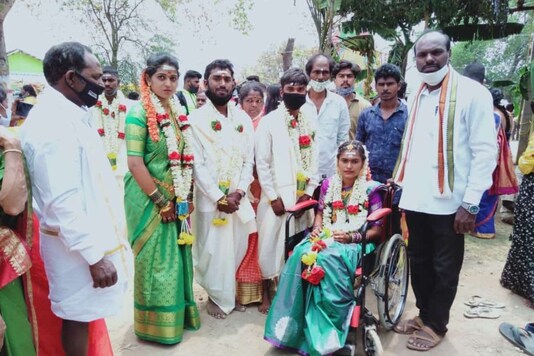 Swapna and Manu at a mass wedding function at their village. (Image: News18)