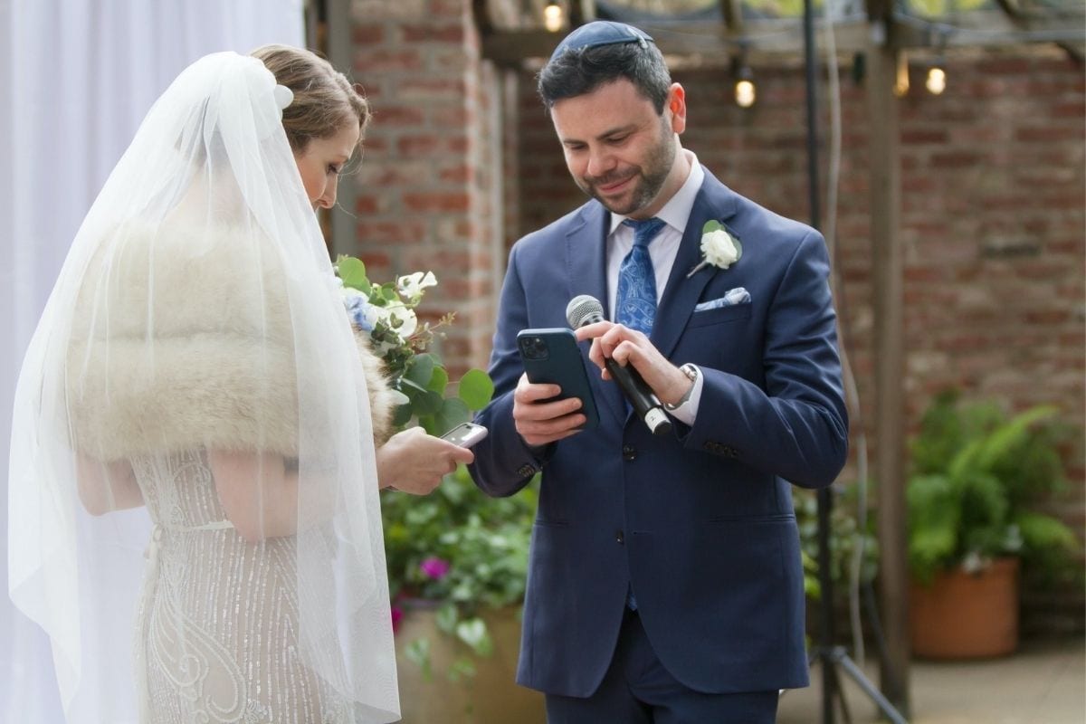 US Couple Exchanges NFTs as Virtual Rings During Wedding Ceremony