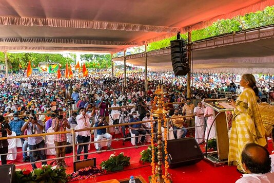 ** EDS: @ nsitharamanoffc ** Kottarakkara द्वारा वित्त पोषित: वित्त मंत्री निर्मला सीतारमण ने बीते रविवार, 4 अप्रैल, 2021 को कोट्टारकारा में केरल विधानसभा चुनावों से पहले, बीजेपी उम्मीदवार वैयाक्कल सोमन के समर्थन में एक चुनाव प्रचार रैली के दौरान।