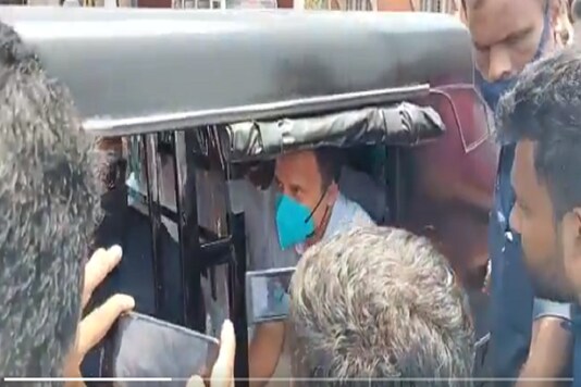 Congress leader Rahul Gandhi took a ride in an auto on his way to the helipad at Kalpetta, Wayanad. (Image: Screenshot from video shared by INC Kerala on Twitter)