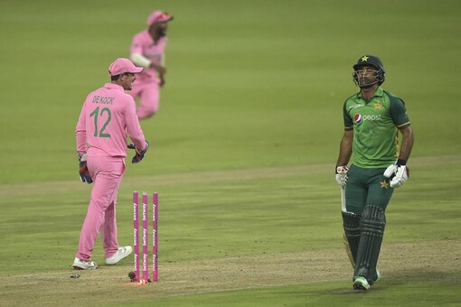 Pakistan's Fakhar Zaman (R) reacts after being run out (Photo : AFP)