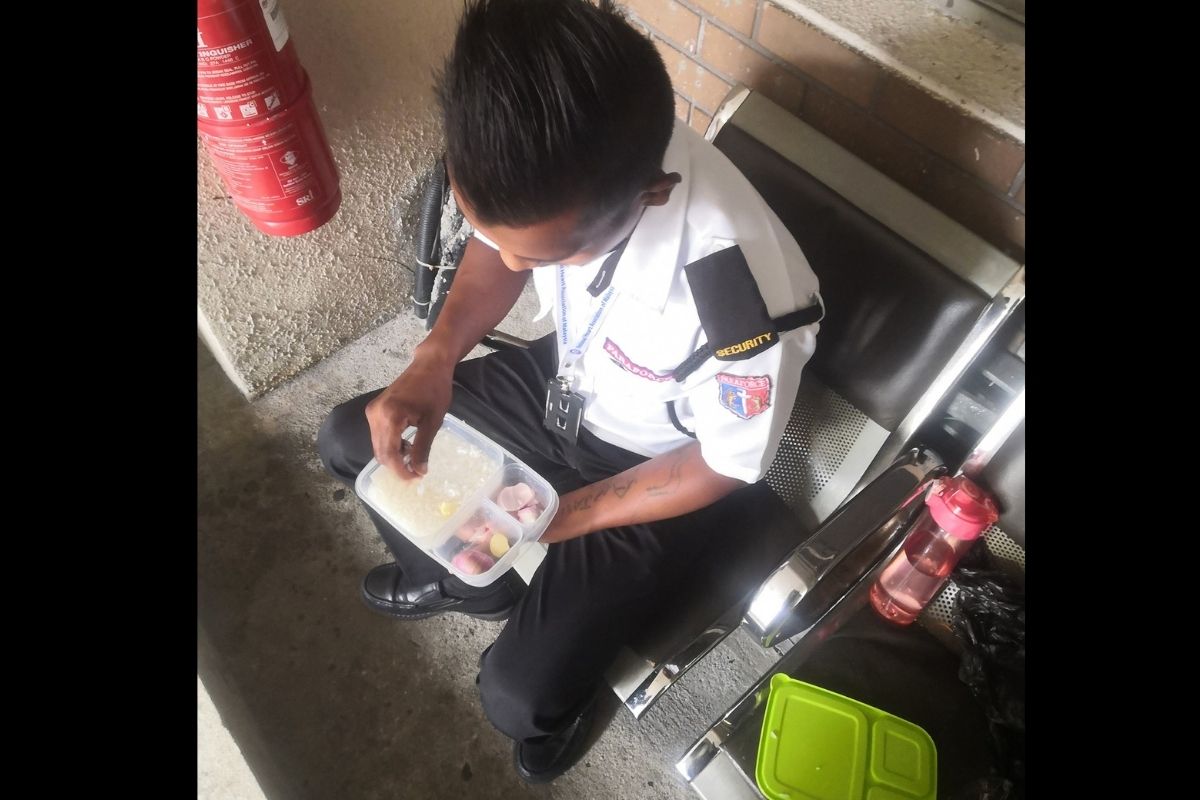 Malaysian Guard Eats Meagre Lunch of Rice, Onion and Garlic, Heartbreaking Photo Goes Viral