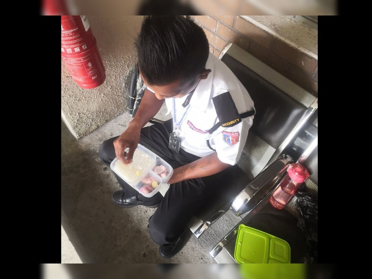 Malaysian Guard Eats Meagre Lunch Of Rice Onion And Garlic Heartbreaking Photo Goes Viral