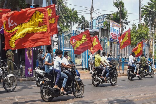 लेफ्ट पार्टी के कार्यकर्ता सोमवार को कोलकाता में राज्य विधानसभा चुनावों के लिए संयुक्ता मोर्चा के उम्मीदवारों के नामांकन के दौरान एक बाइक रैली में भाग लेते हैं।  (पीटीआई)