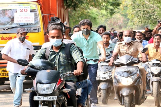 अभिनेता विजय ने चेन्नई के मतदान केंद्र पर साइकिल चलाते हुए देखा।  (छवि: News18 तमिल)