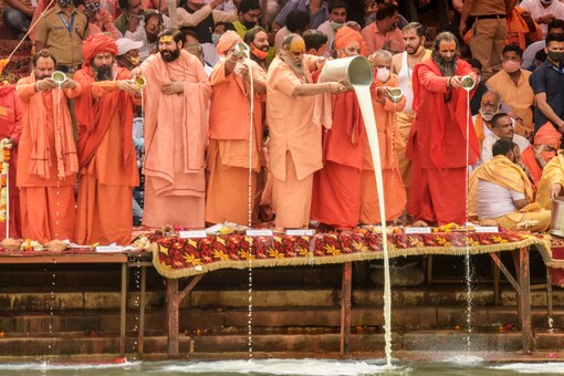 Priests perform rituals at Har Ki Pauri Ghat on the banks of Ganga river, during Kumbh Mela 2021 in Haridwar, Tuesday, April 6, 2021. (PTI Photo)
(