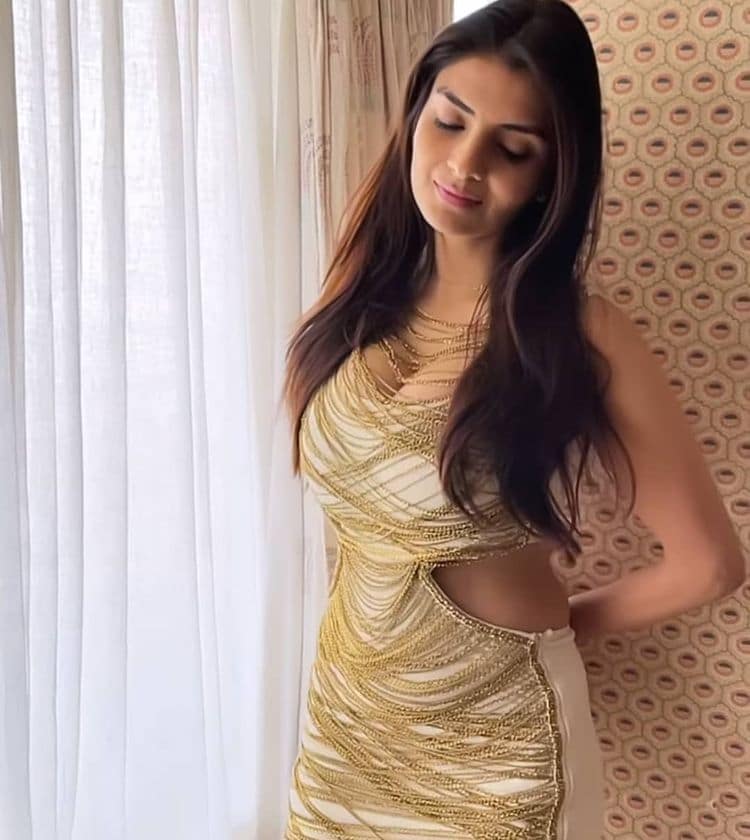 Anveshi Jain's Hottest Saree Looks, See The Diva Looking Sultry In These  Pictures - News18