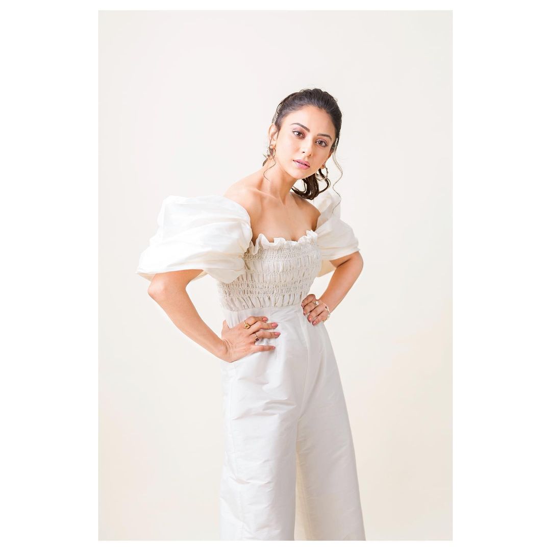  Rakul Preet Singh looks smart in the white outfit. (Image: Instagram)