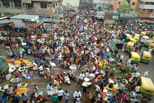 On the occasion of Ugadi festival, a huge crowd was seen at a market place in Karnataka's Bengaluru amid Covid-19 pandemic. (Image: News18)