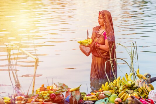 Devotees worship and offer prayers to Sun. (Representative pic: Shutterstock)