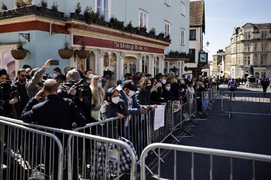 People had gathered outside the Windsor Castle. (Image: AFP)