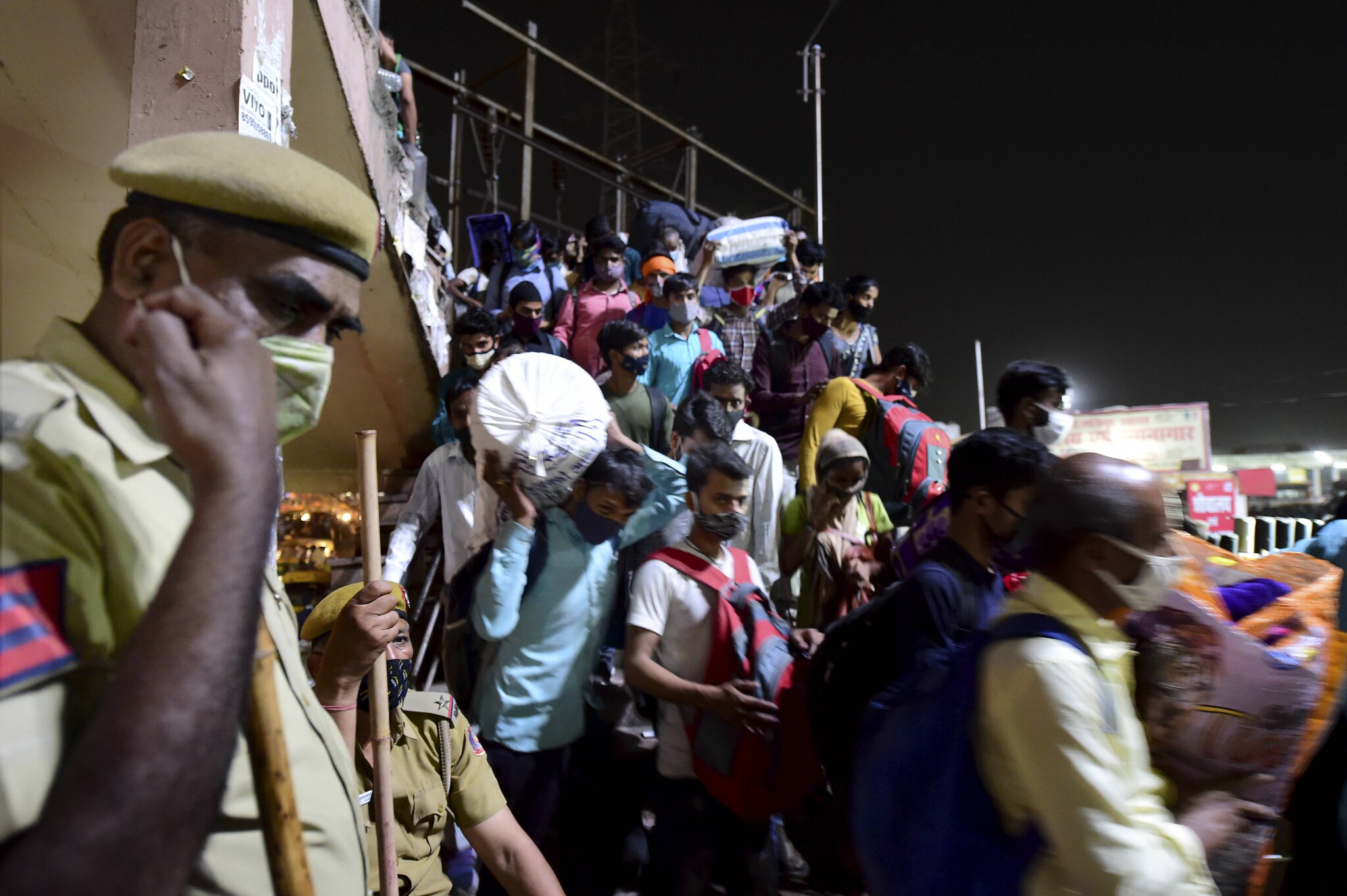 Migrant Exodus Resumes as Workers Crowd Delhi Bus Terminals to Head ...