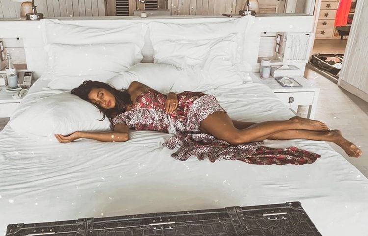  Shibani Dandekar looks alluring while sleeping. (Image: Instagram)