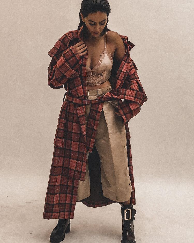  Shibani Dandekar keeps it edgy with her stylish outfit. (Image: Instagram)