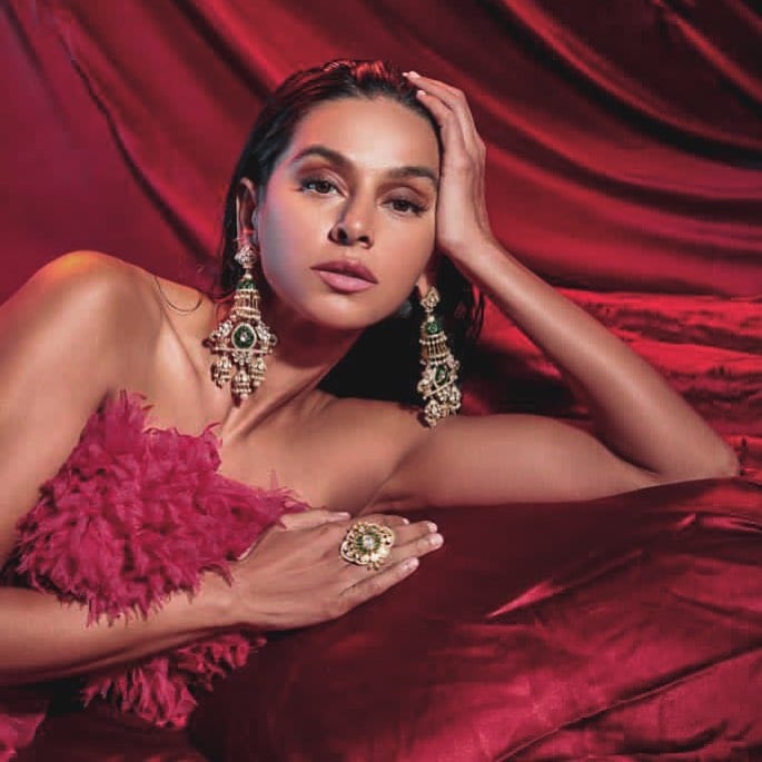  Shibani Dandekar raises temperature in the feathered dress. (Image: Instagram)