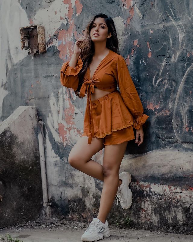  Ishita Dutta looks flirty in the co-ord top and skirt. (Image: Instagram)