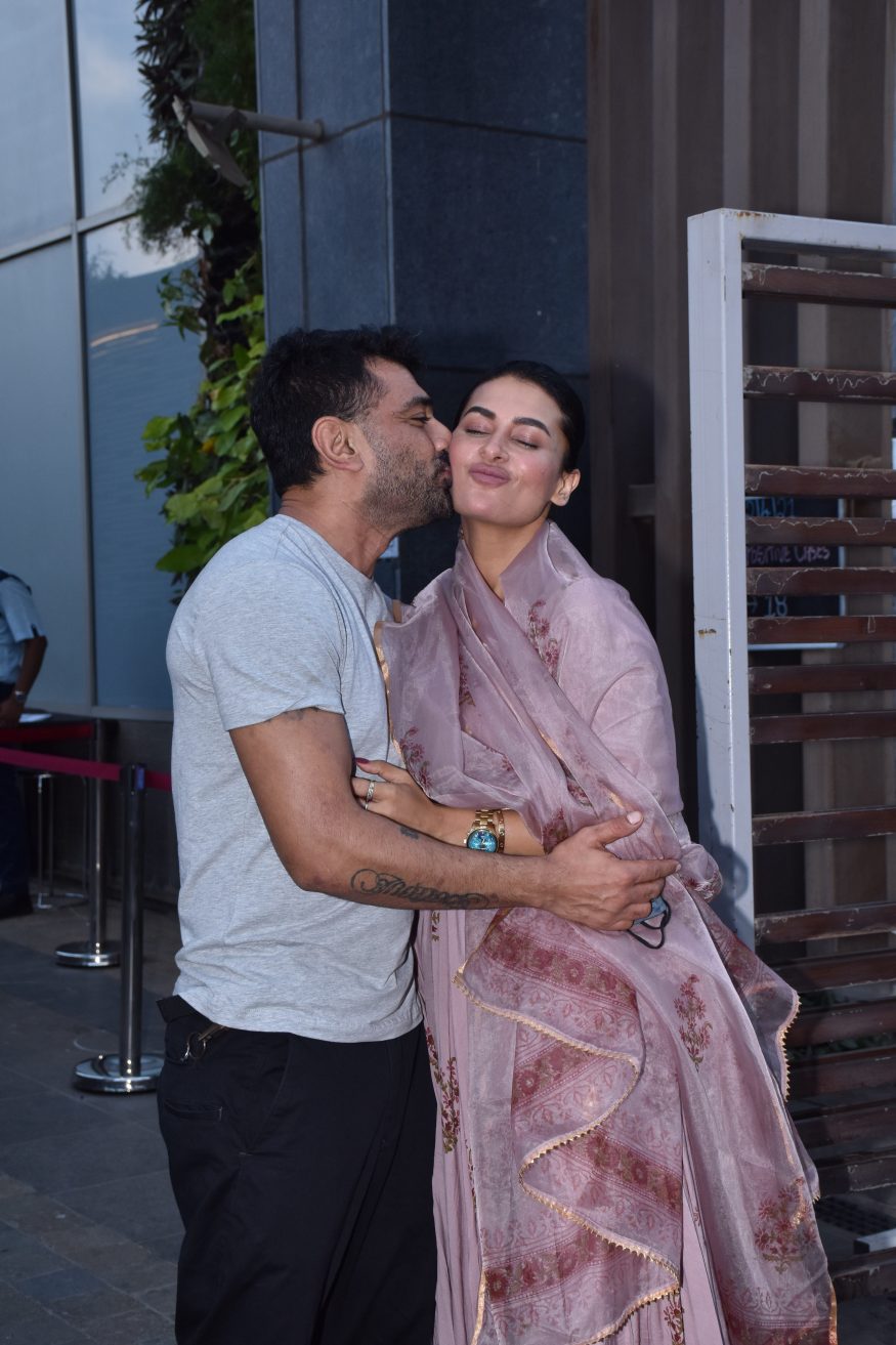  Eijaz Khan and Pavitra Punia snapped kissing. (Image: Viral Bhayani)
