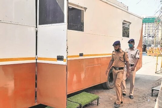 बढ़ती गर्मी के बीच बॉलीवुड वैनिटी वैन कॉप्स को ठंडा रखती हैं। 