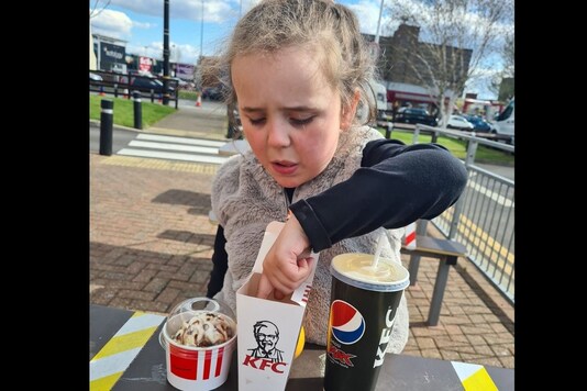 Madison, the daughter who was calmed by a KFC employee.
(Credit: Facebook)