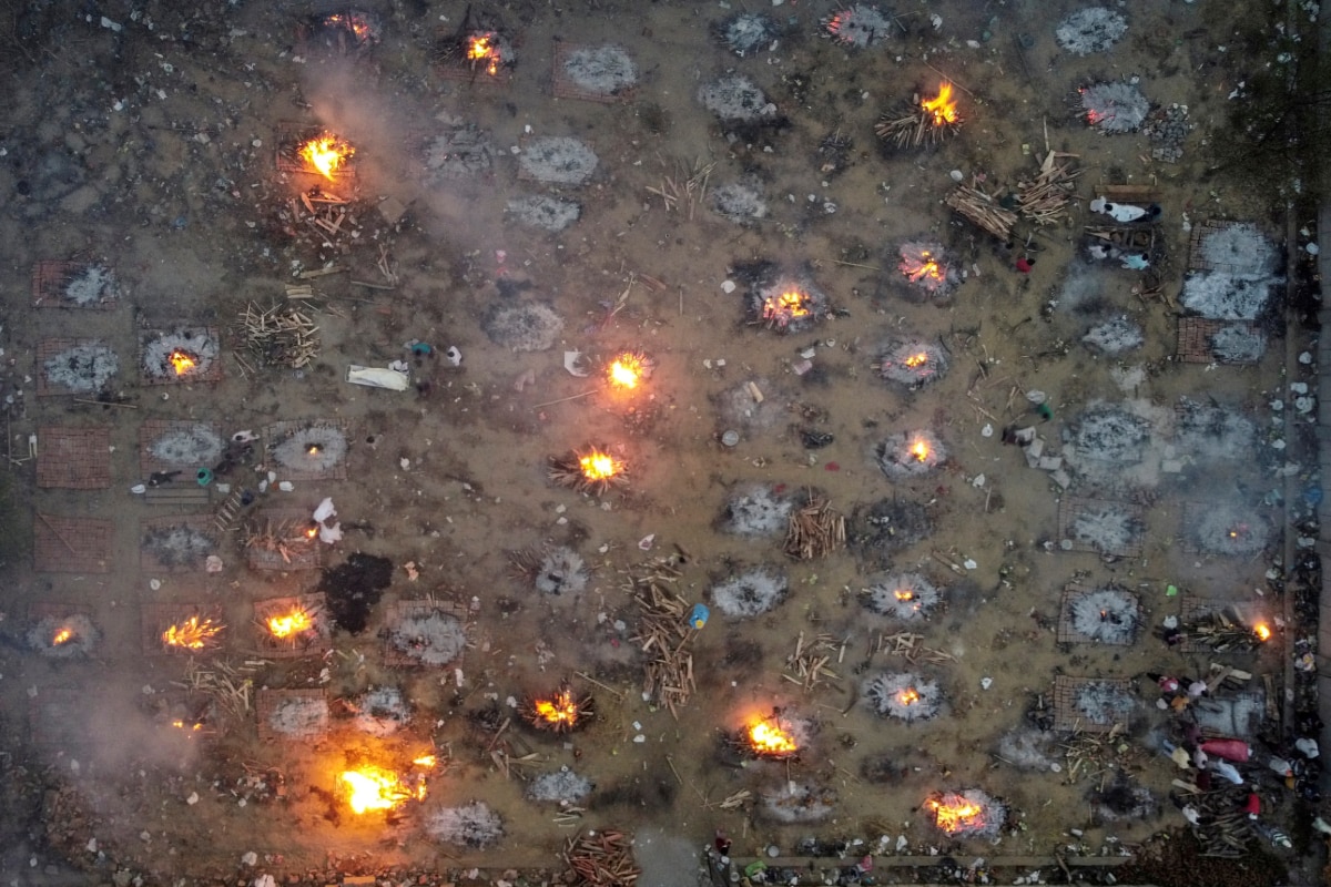 Rows of Funeral Pyres: Delhi is a Collage of Death and Despair as Covid-19  Ravages Lives