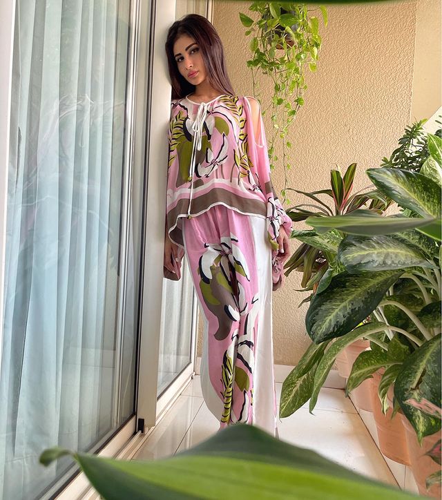Mouni Roy Stuns In Pink Co-Ord Set As She Enjoys The Sunset, See Her ...