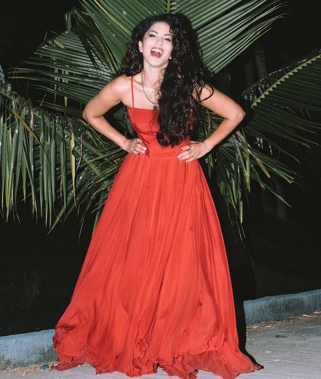  Sunny Leone looked like a diva in the red gown. (Image: Instagram)