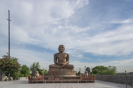 An idol of Lord Mahavir at a temple in New Delhi. (Image: Shutterstock)