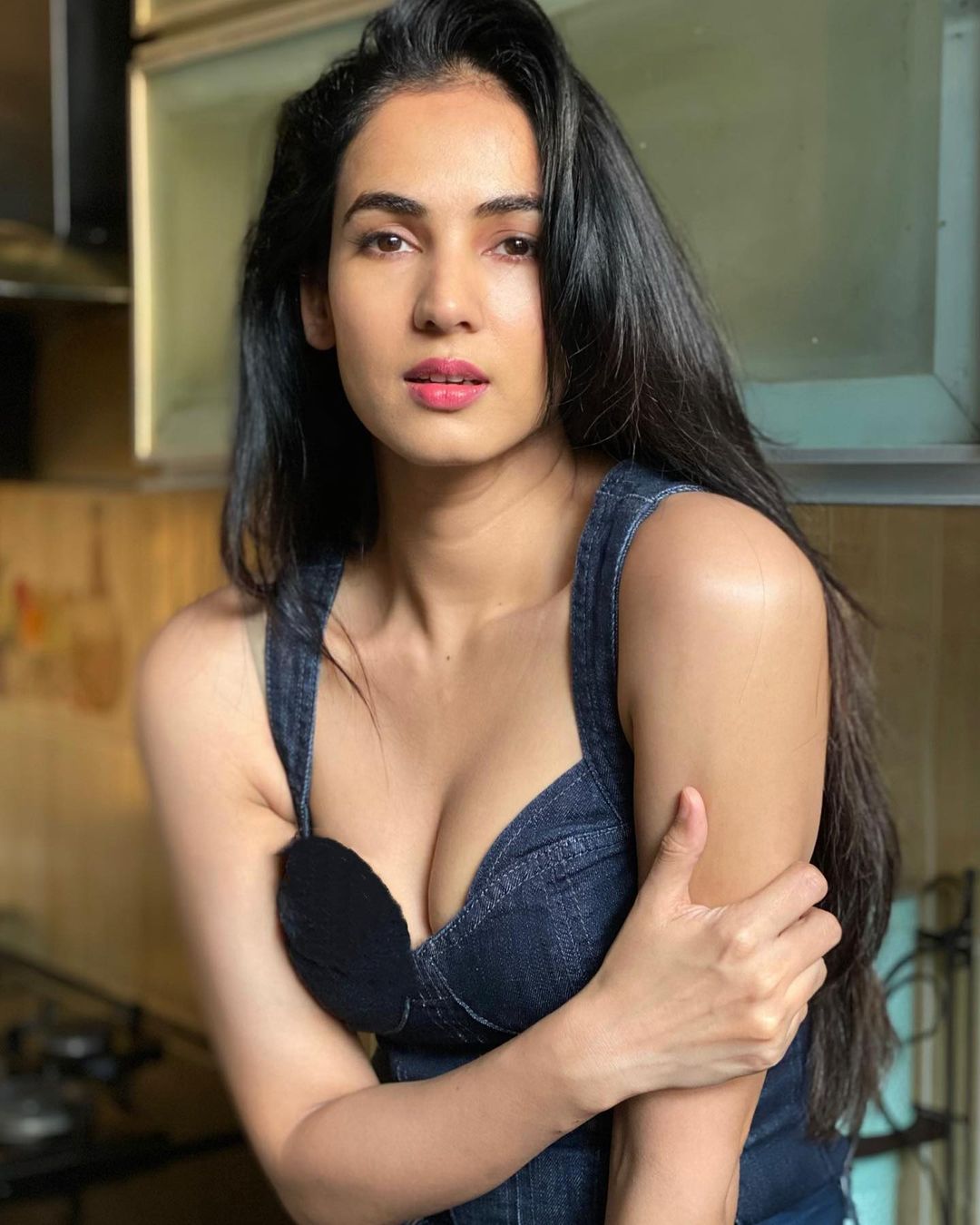 Sonal Chauhan Sets Temperatures Soaring With Sensuous Pics Check Out Divas Hottest Looks News18 