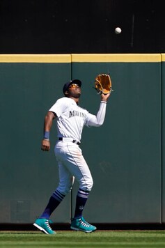 Urías Dominates As Dodgers Pull Out 1-0 Win Over Mariners Urías Dominates As Dodgers Pull Out 1-0 Win Over Mariners