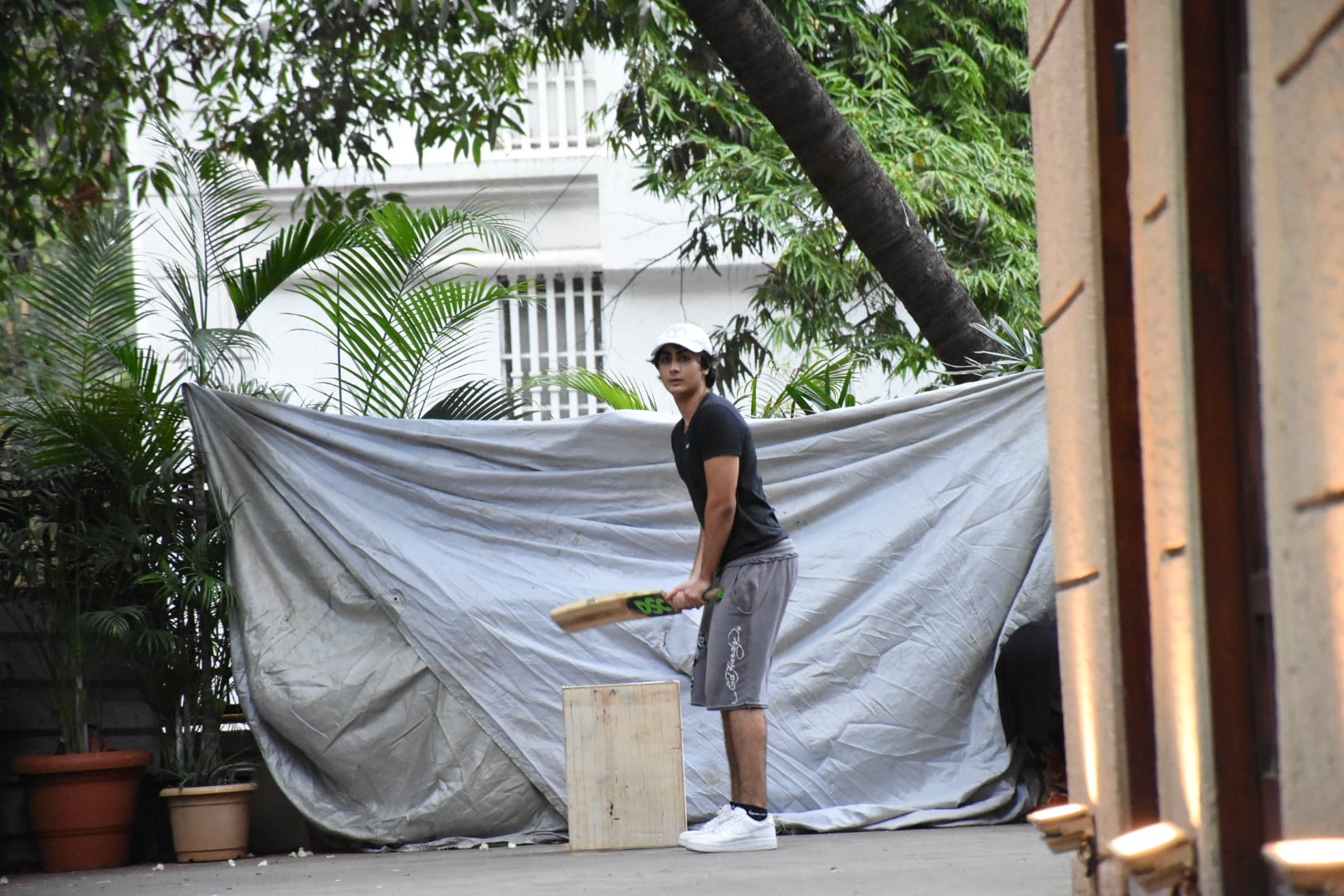Arhaan Khan spotted playing cricket in his compound. (Image: Viral Bhayani) Arhaan Khan spotted playing cricket in his compound. (Image: Viral Bhayani)