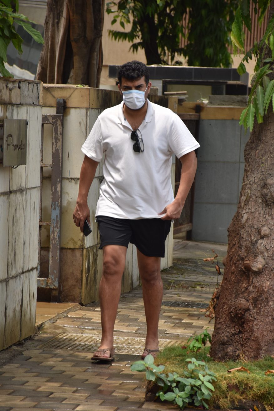 Siddharth Roy Kapur spotted walking. (Image: Viral Bhayani) Siddharth Roy Kapur spotted walking. (Image: Viral Bhayani)
