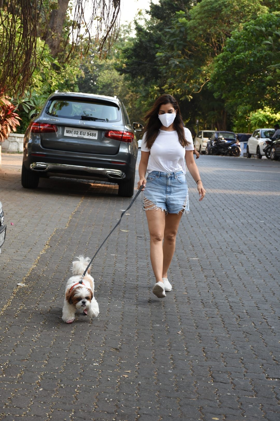 Sophie Choudry seen walking her dog. (Image: Viral Bhayani) Sophie Choudry seen walking her dog. (Image: Viral Bhayani)