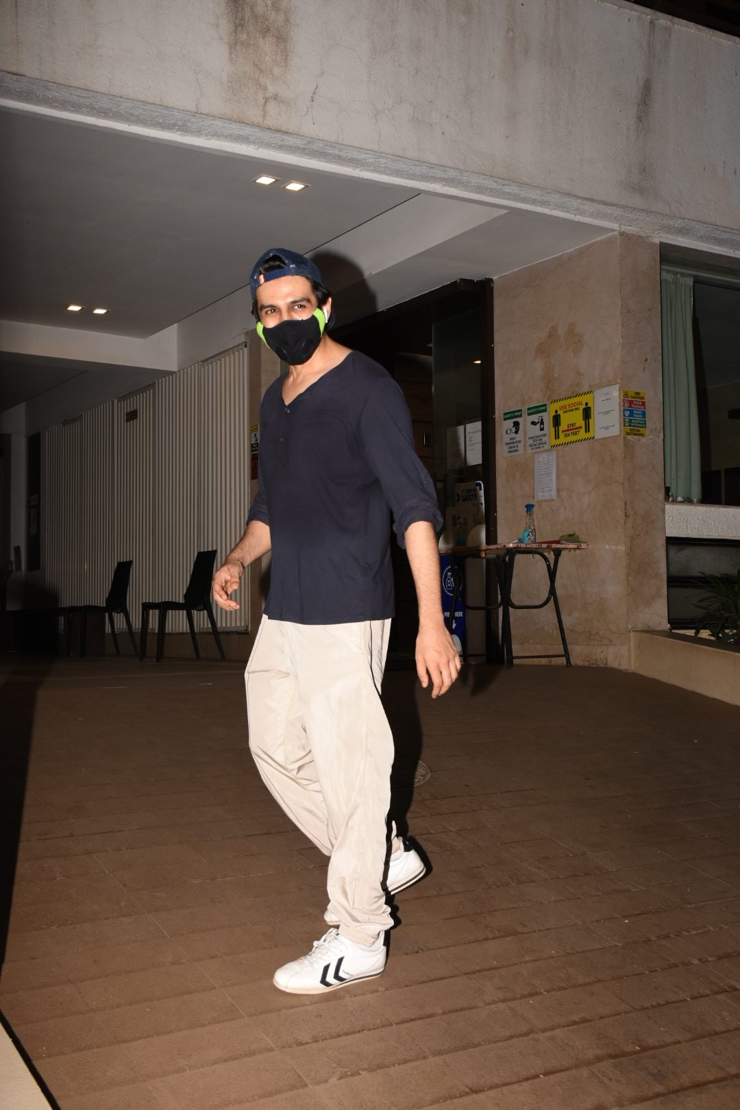 Kartik Aryan snapped by paparazzi. (Image: Viral Bhayani) Kartik Aryan snapped by paparazzi. (Image: Viral Bhayani)