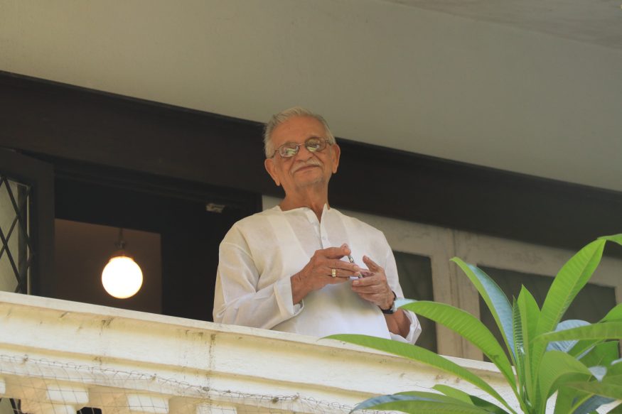Gulzar snapped on his balcony. (Image: Viral Bhayani) Gulzar snapped on his balcony. (Image: Viral Bhayani)