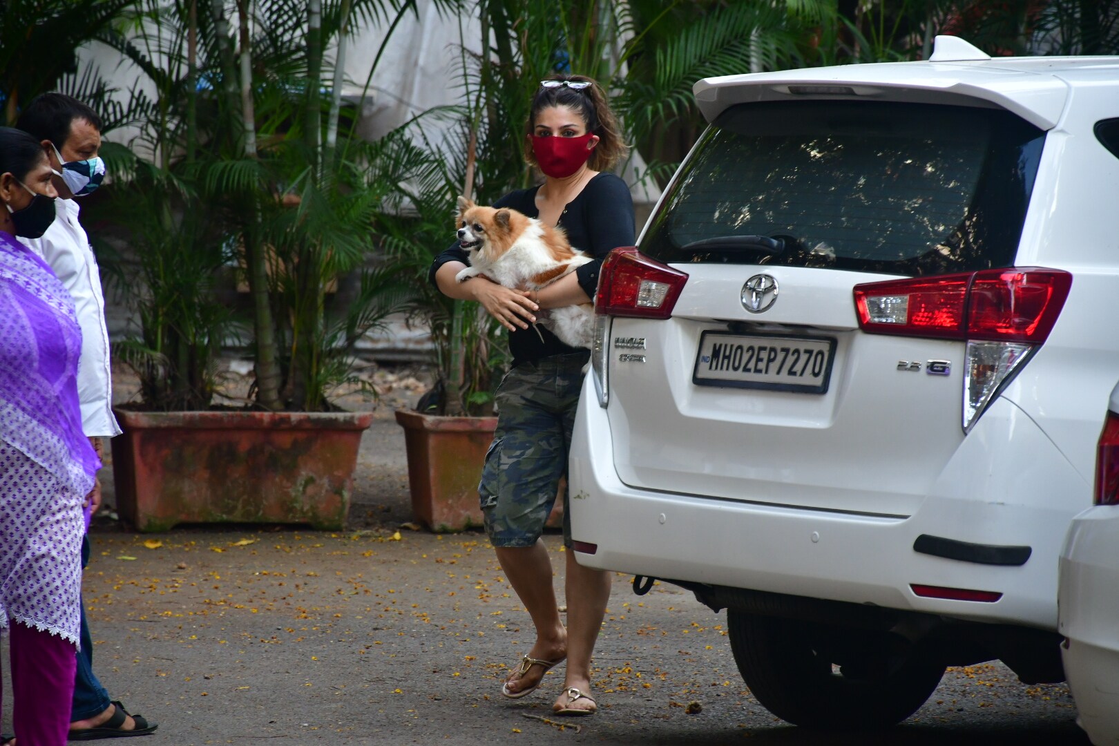 Raveena Tandon porte son amie à quatre pattes sur ses genoux. (Image: Viral Bhayani) Raveena Tandon porte son amie à quatre pattes sur ses genoux. (Image: Viral Bhayani)