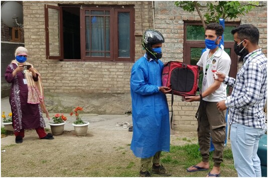 Kashmiri couple delivering food to Covid-positive patients, doctors | Image credit: News18