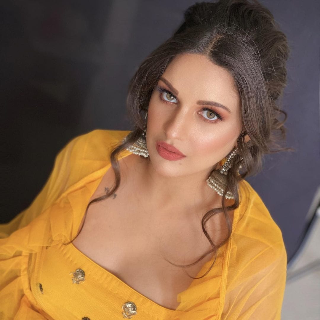 himanshi khurana hot pic