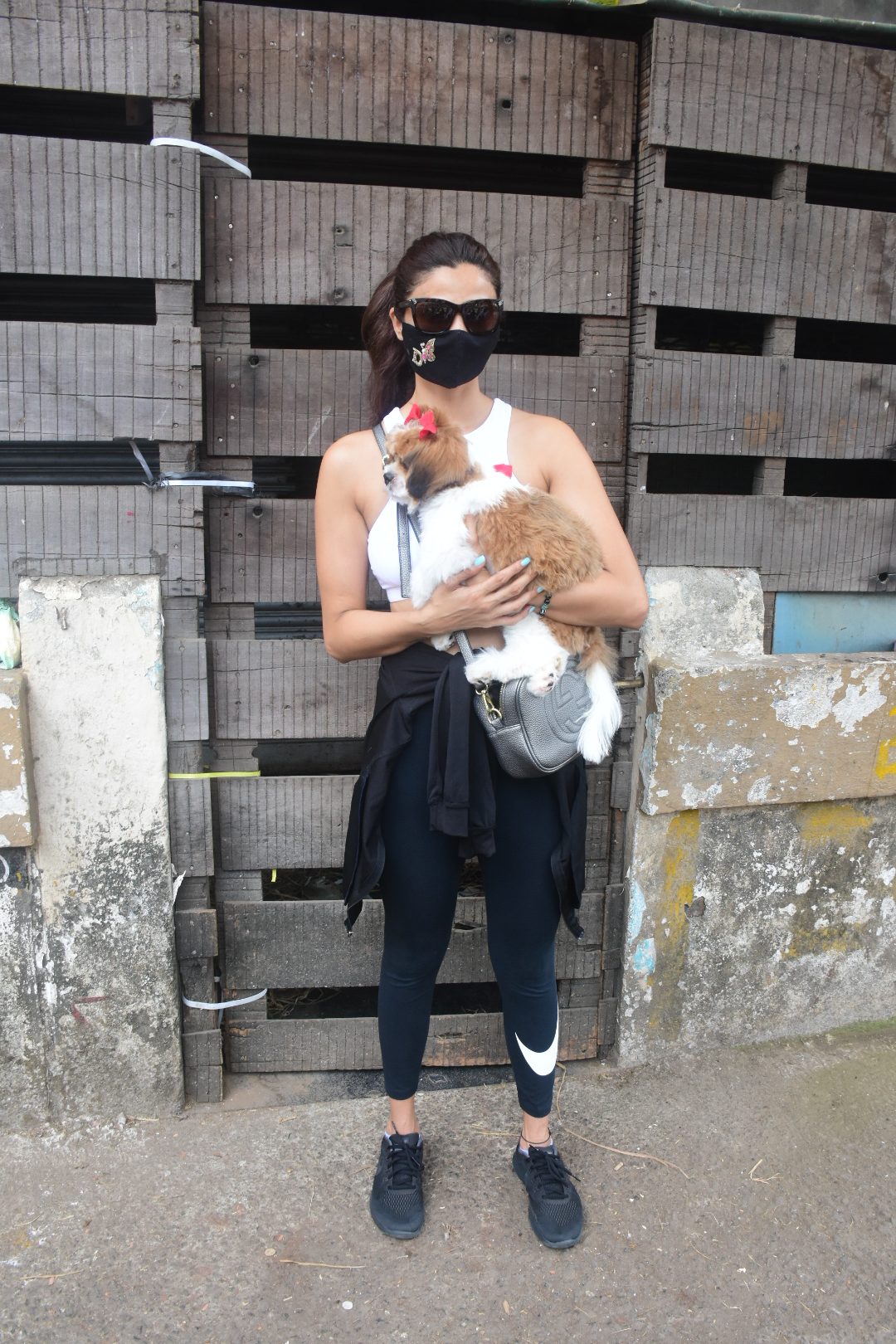 Daisy Shah est vue avec son animal de compagnie. (Image: Viral Bhayani) Daisy Shah est vue avec son animal de compagnie. (Image: Viral Bhayani)