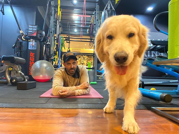 Hrithik Roshan est rejoint par son ami à quatre pattes au gymnase. (Image: Instagram) Hrithik Roshan est rejoint par son ami à quatre pattes au gymnase. (Image: Instagram)