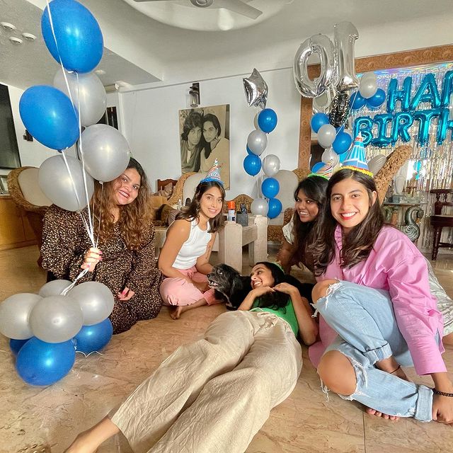 Shraddha Kapoor et ses amis célèbrent le 10e anniversaire de son chien. (Image: Instagram) Shraddha Kapoor et ses amis célèbrent le 10e anniversaire de son chien. (Image: Instagram)