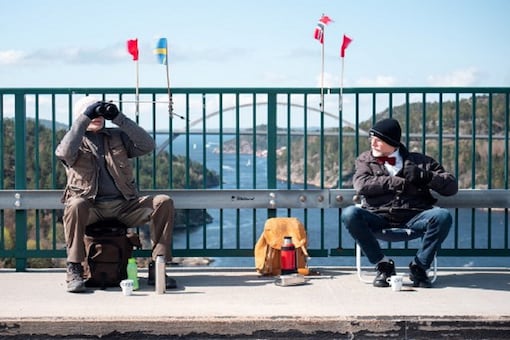 Ola and Pontus Berglund meet on a bridge that links Norway and Sweden every Saturday, each carefully on their side of the border.

(Photo by Petter BERNTSEN / AFP)