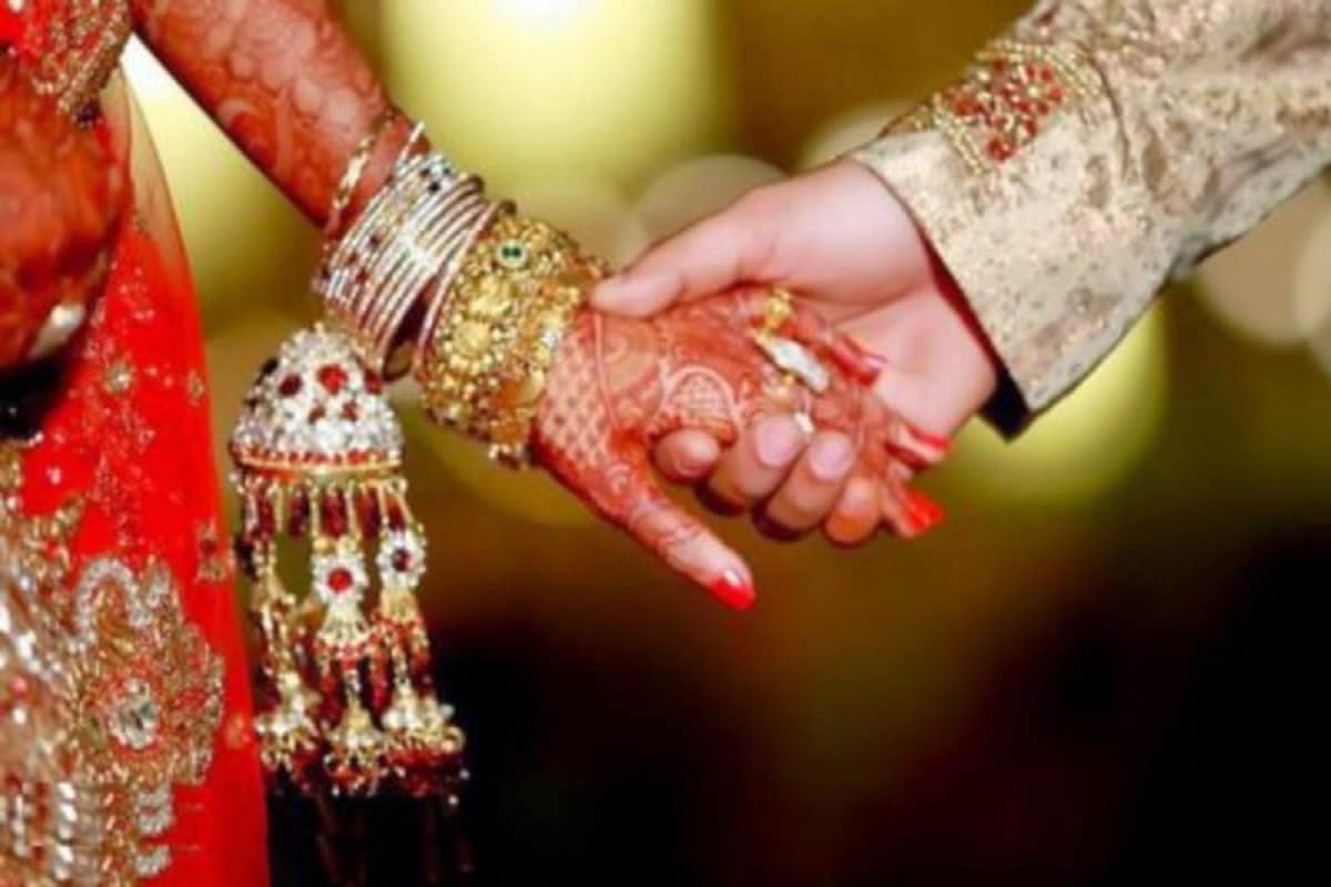 Grand entry of rings at ring ceremony fumes many, lash out at couple for  'showbazi'; watch