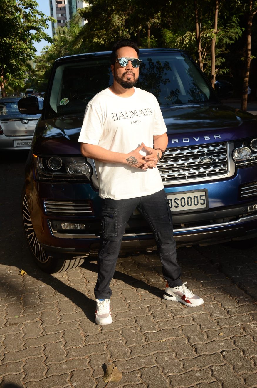 Mika Singh seen posing with his car. (Image: Viral Bhayani) Mika Singh seen posing with his car. (Image: Viral Bhayani)