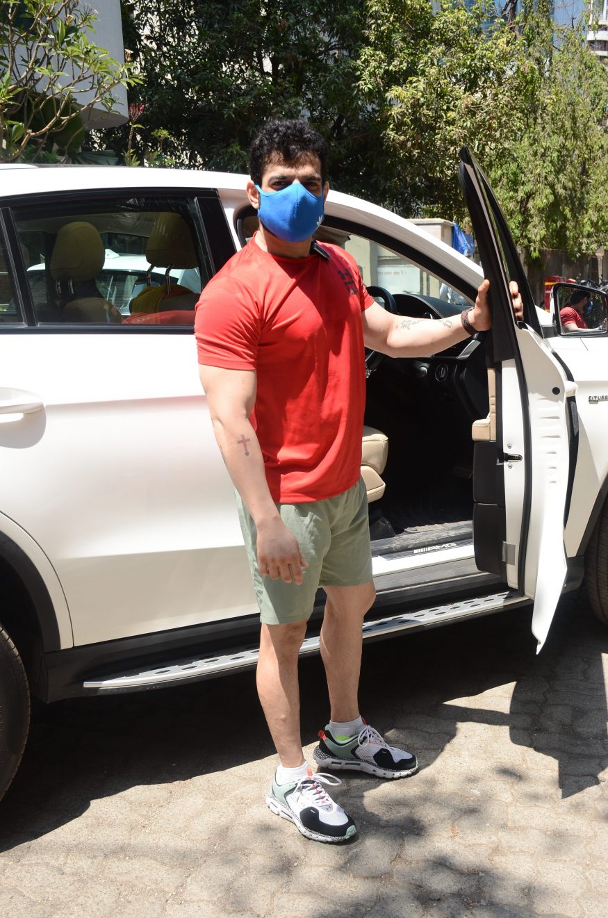 Karan Patel poses along with his car. (Image: Viral Bhayani) Karan Patel poses along with his car. (Image: Viral Bhayani)